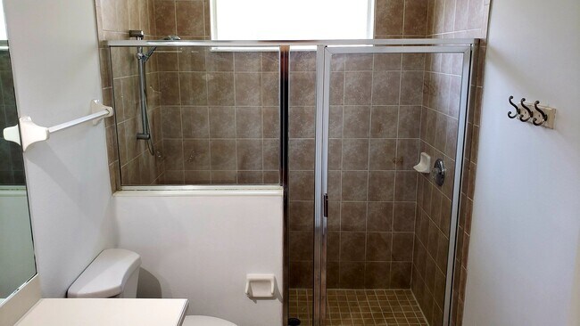 Building Photo - 3 bed 2 bath home