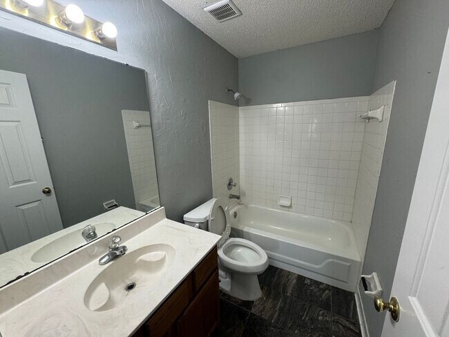 Building Photo - 8594 Sun Vista Dr N