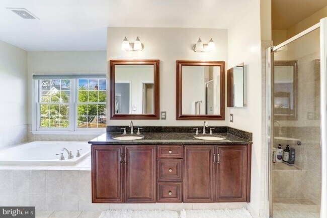 Building Photo - 2945 Oakton Knoll Ct
