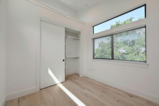 Building Photo - 1183 Oak Grove Ave