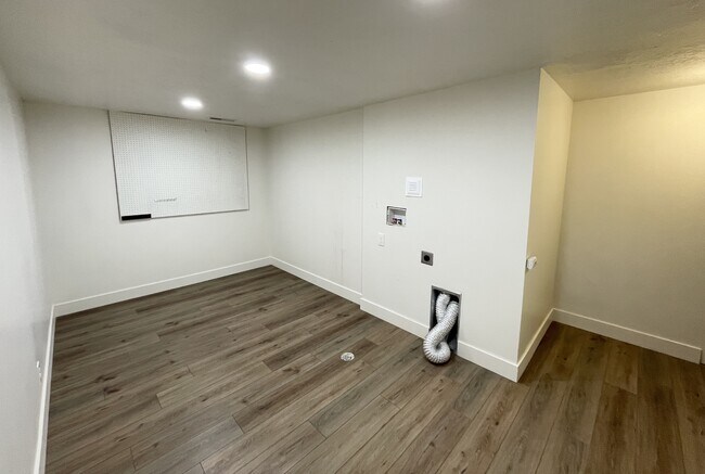 Building Photo - 852 E Three Fountains Dr