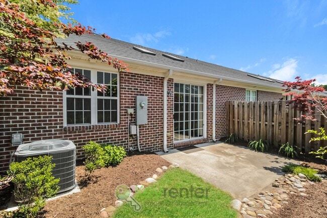 Building Photo - Gorgeous  Townhome - 2 Br/2 Bath, Pet-Friendly. Just  a short walk from UNCW in Wilmington!