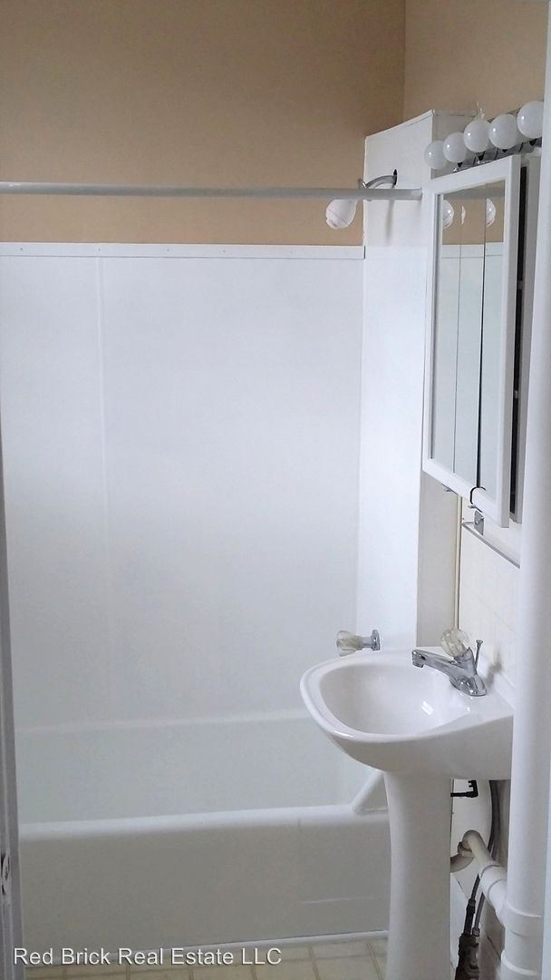 Building Photo - 408 S Center St