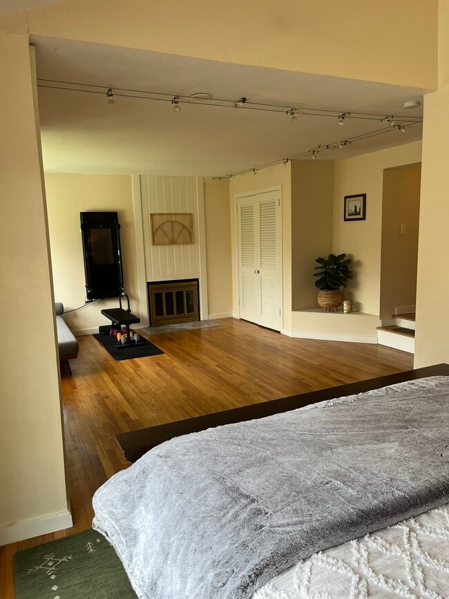 Building Photo - 172 Ponus Ave