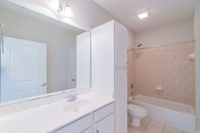 Building Photo - Conveniently Located Condo in Elizabeth Village!