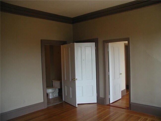 Building Photo - 100 Bowen St