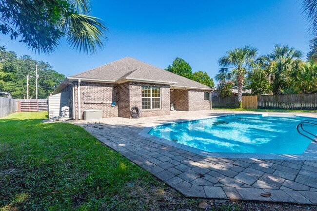Building Photo - 651 Powell Dr NE
