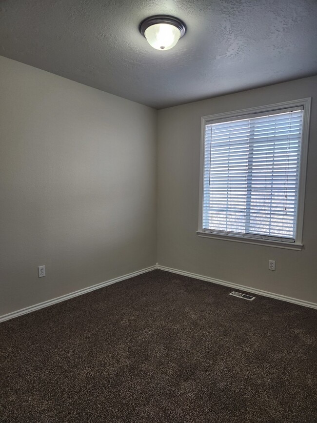 Building Photo - "Charming 4-Bedroom Boise Retreat with Cozy Fireplace and Spacious Living!"