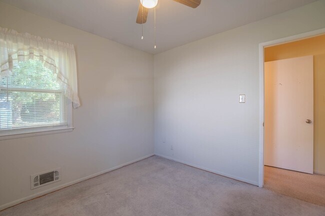 Building Photo - 6 Hammen Ave
