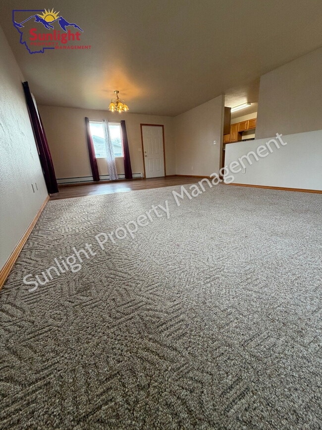 Building Photo - Spacious 3 Bed / 1.5 Bath Home with Garage & Off-Street Parking