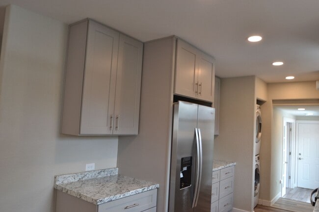 Building Photo - Beautiful 3 Bed 2 Bath with AC!