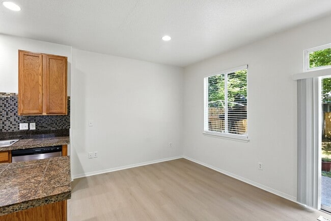 Building Photo - 10911 NE Weidler St