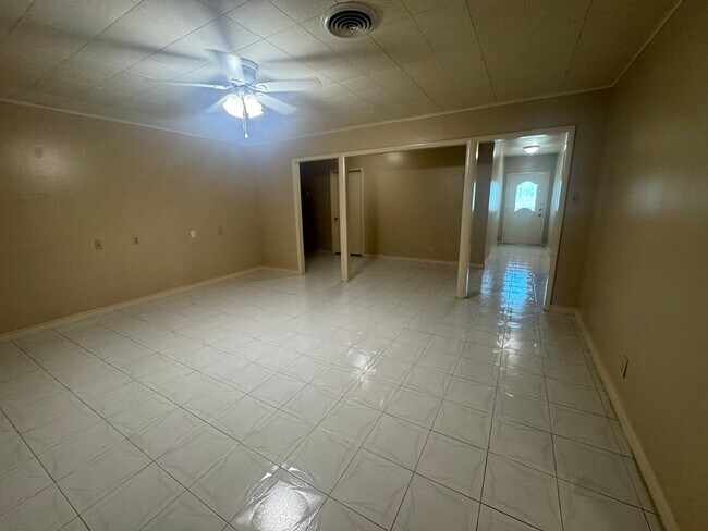 Building Photo - 302 Huisache Dr