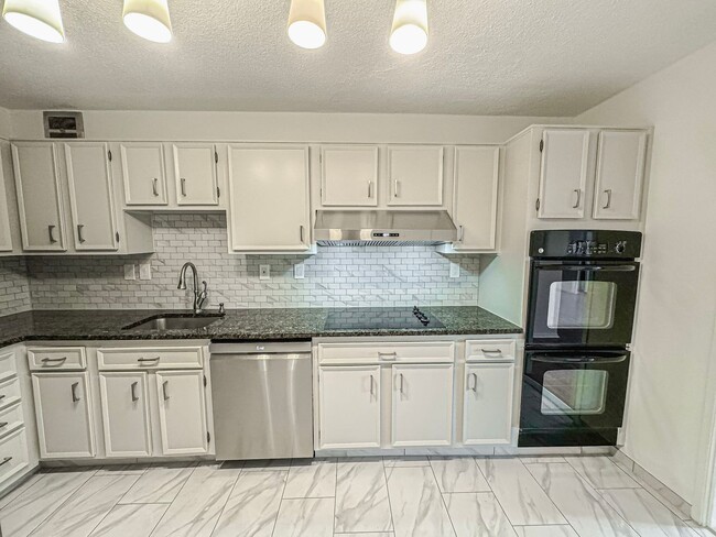 Building Photo - Newly Renovated 3 Bed 2.5 Bath Condo With ...