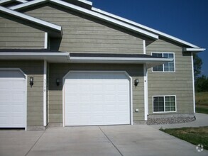 Building Photo - 4 Bedroom, 3 Bathroom Spacious Duplex