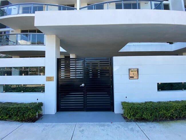 Building Photo - 13800 Highland Dr