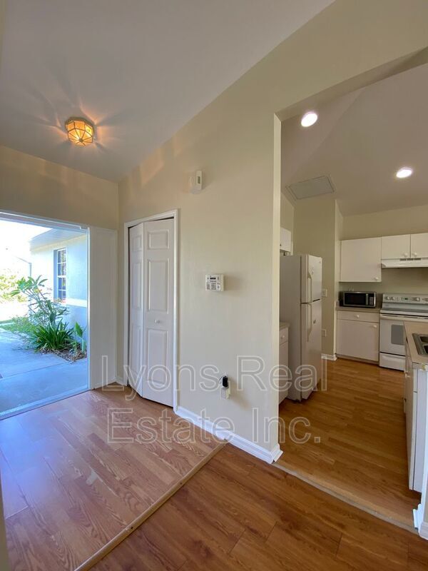 Building Photo - 539 Alexia Ave S