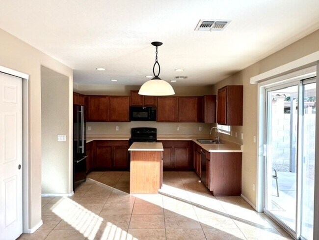 Building Photo - LARGE 4 Bedroom 3 Bathroom Copper Basin Home!