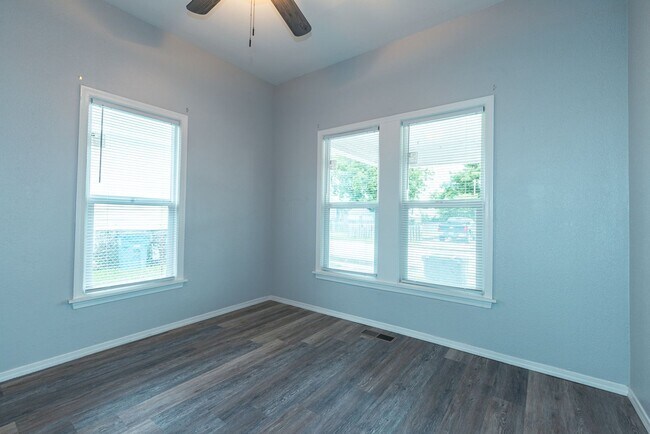 Building Photo - Beautiful 2 Bed 1 Bath in Quiet Area