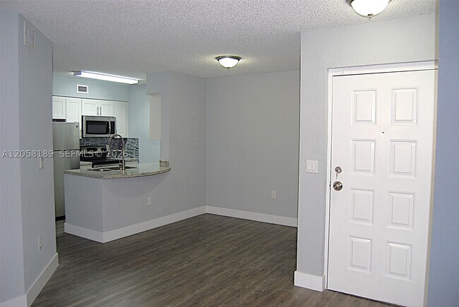 Building Photo - 2803 N Oakland Forest Dr