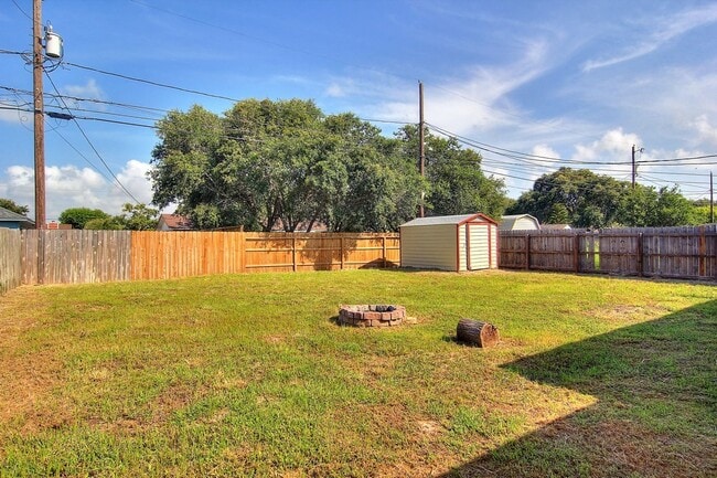Building Photo - 2418 Handlin Dr
