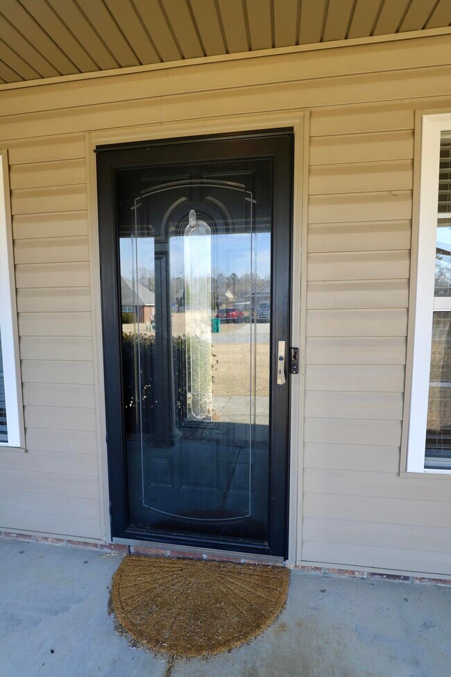 Building Photo - 3065 Temple Rd