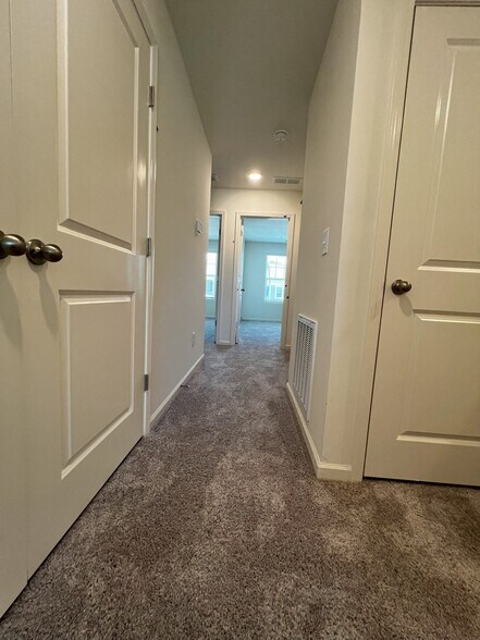 Building Photo - 136 S Chubb Rdg