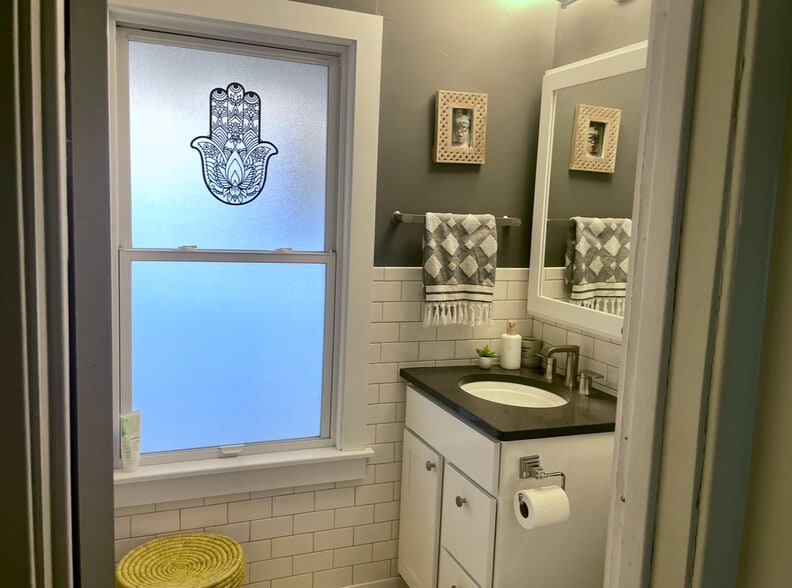 bath room - 3568 N Cramer St