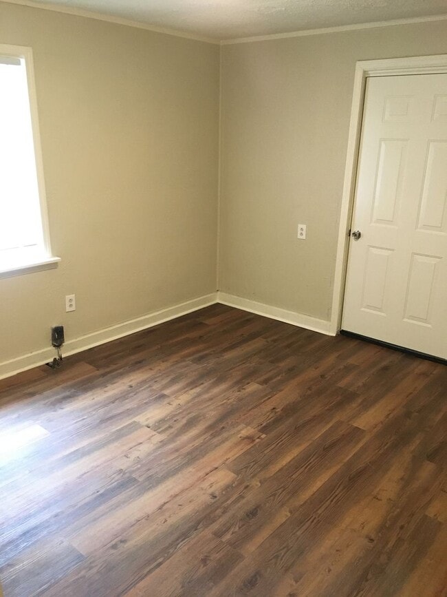 Building Photo - 2/1 House in North Rome $900
