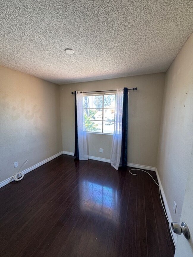 Building Photo - Home in the heart of Lake Elsinore