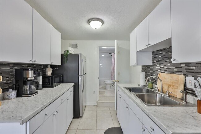 Building Photo - 2575 S Himes Ave