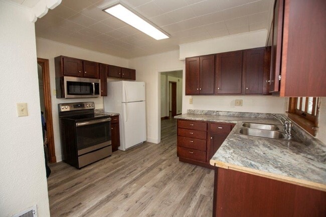 Building Photo - 207 Private Room for Rent!