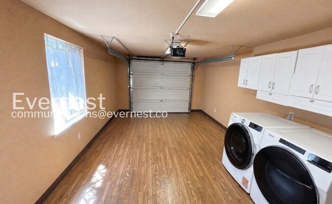 Building Photo - 4 Bed/3 Bath Home with Fenced Yard & Garage / Available Now!