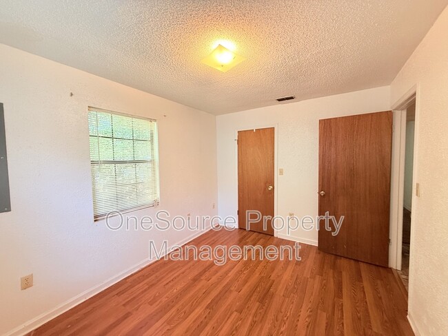 Building Photo - 915 W Clark St