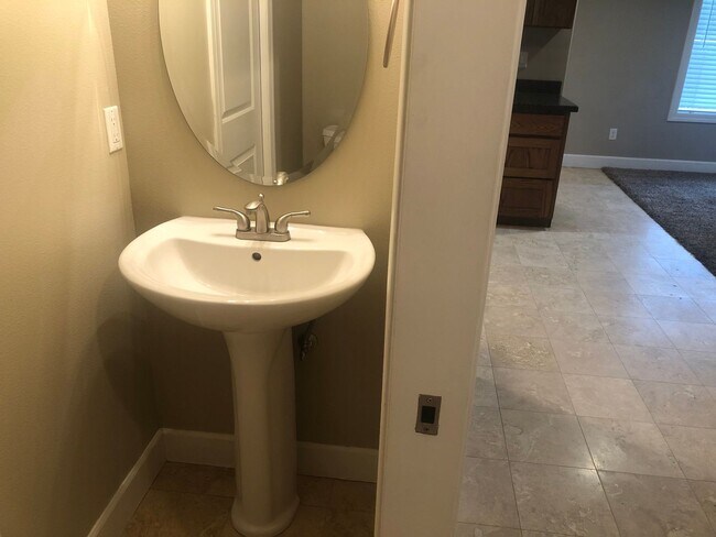 Building Photo - Newer 3 bedrooms 2.5 bathroom townhouse! MOVE IN SPECIAL!