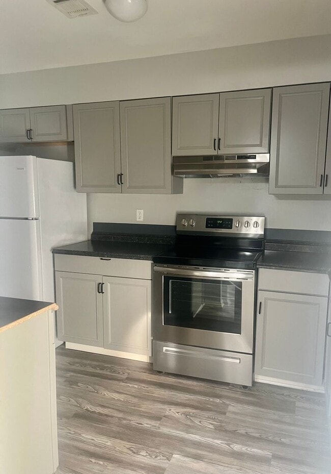 Building Photo - 3 Bedroom Townhouse Fredericksburg/Spotsylvania County