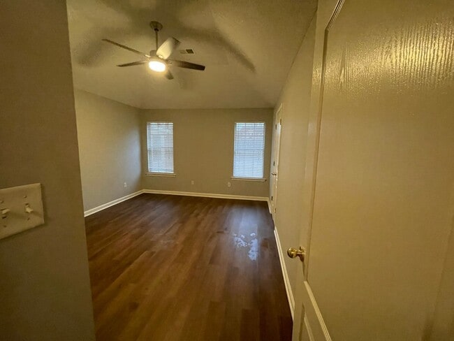 Building Photo - Leewood