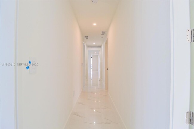 Building Photo - 700 NE 24th St