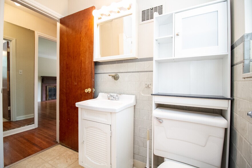 Building Photo - 2424 Lambert Dr