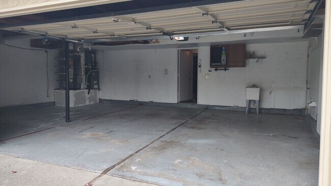 Building Photo - 1617 Oakview Dr