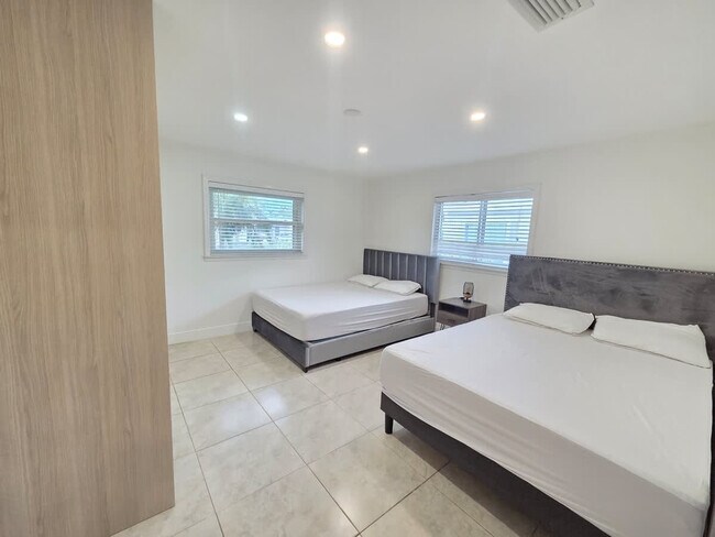 Building Photo - 806 NE 4th St