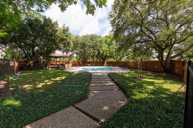 Building Photo - 11710 Southlake Dr