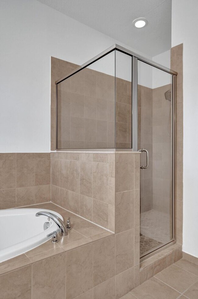 Building Photo - Gorgeous Townhome in Parkland