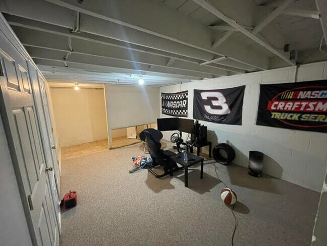 Building Photo - 3840 E 10th St