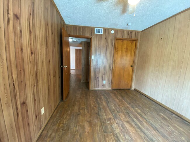 Building Photo - 519 10th Ave N