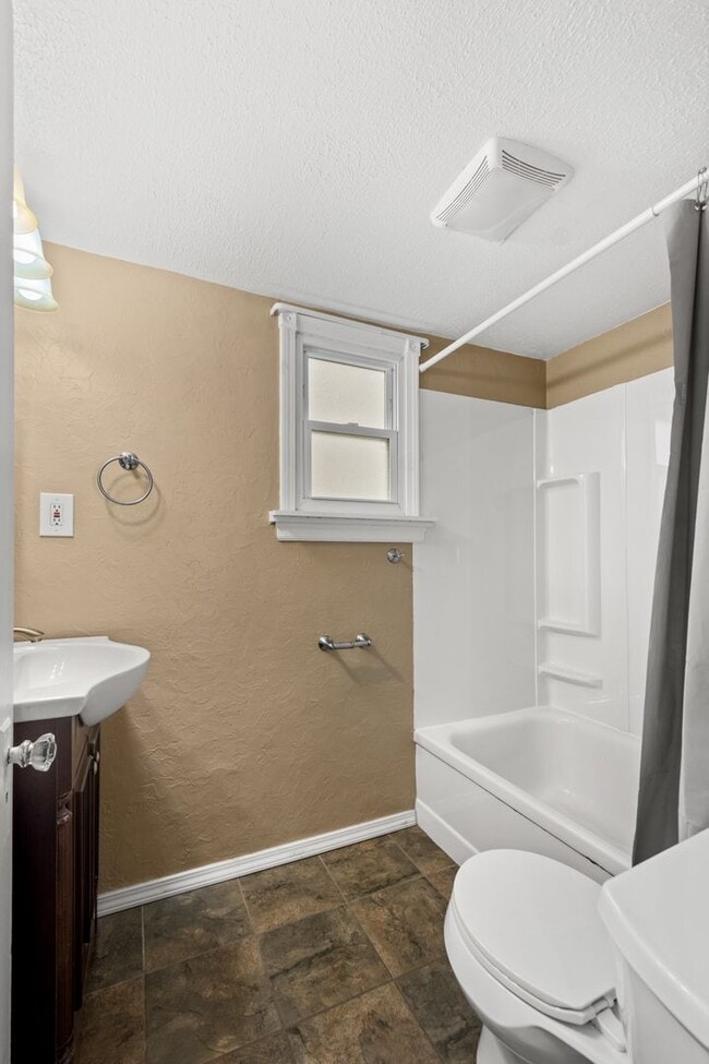 Building Photo - Stunning 2 bedroom home in North Versaille...
