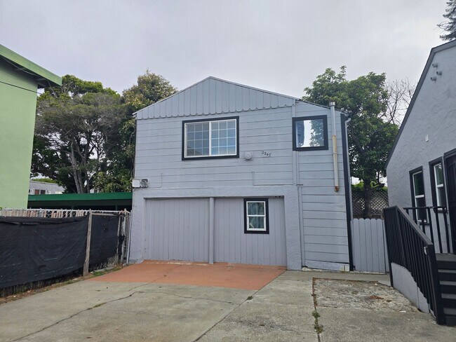 Building Photo - 2349 Roosevelt Ave