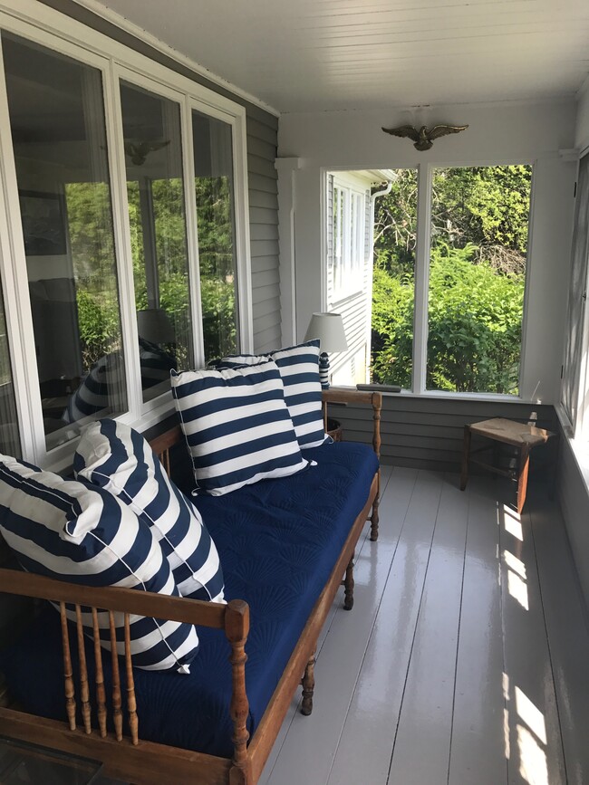 Front Porch with Daybed - 29 Paddy Creek Rd