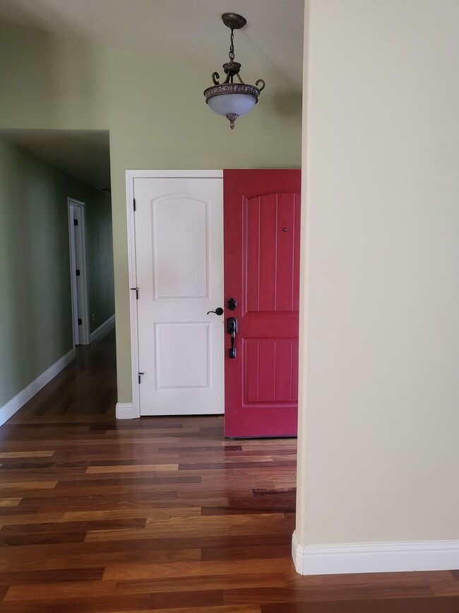 Building Photo - 3 bed 2 bathHome for Rent in Grants Pass