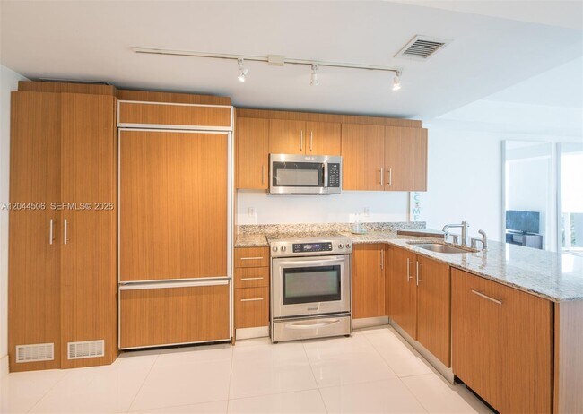 Building Photo - 10275 Collins Ave